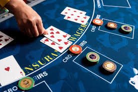 Dealer live casino menangani permainan secara langsung menghadirkan hiburan real-time